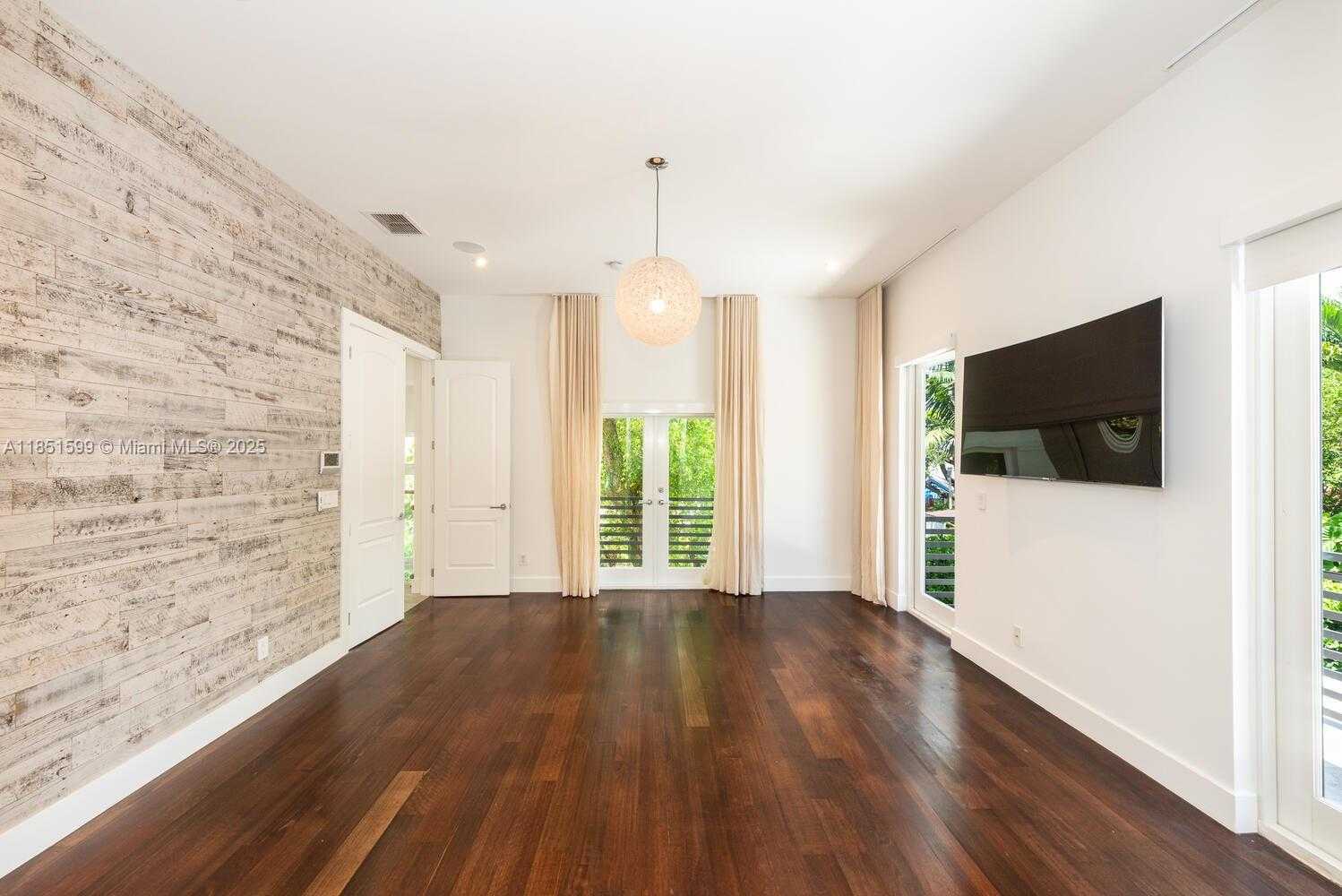 Small Image of 3875 PARK AVE, Miami Number 20