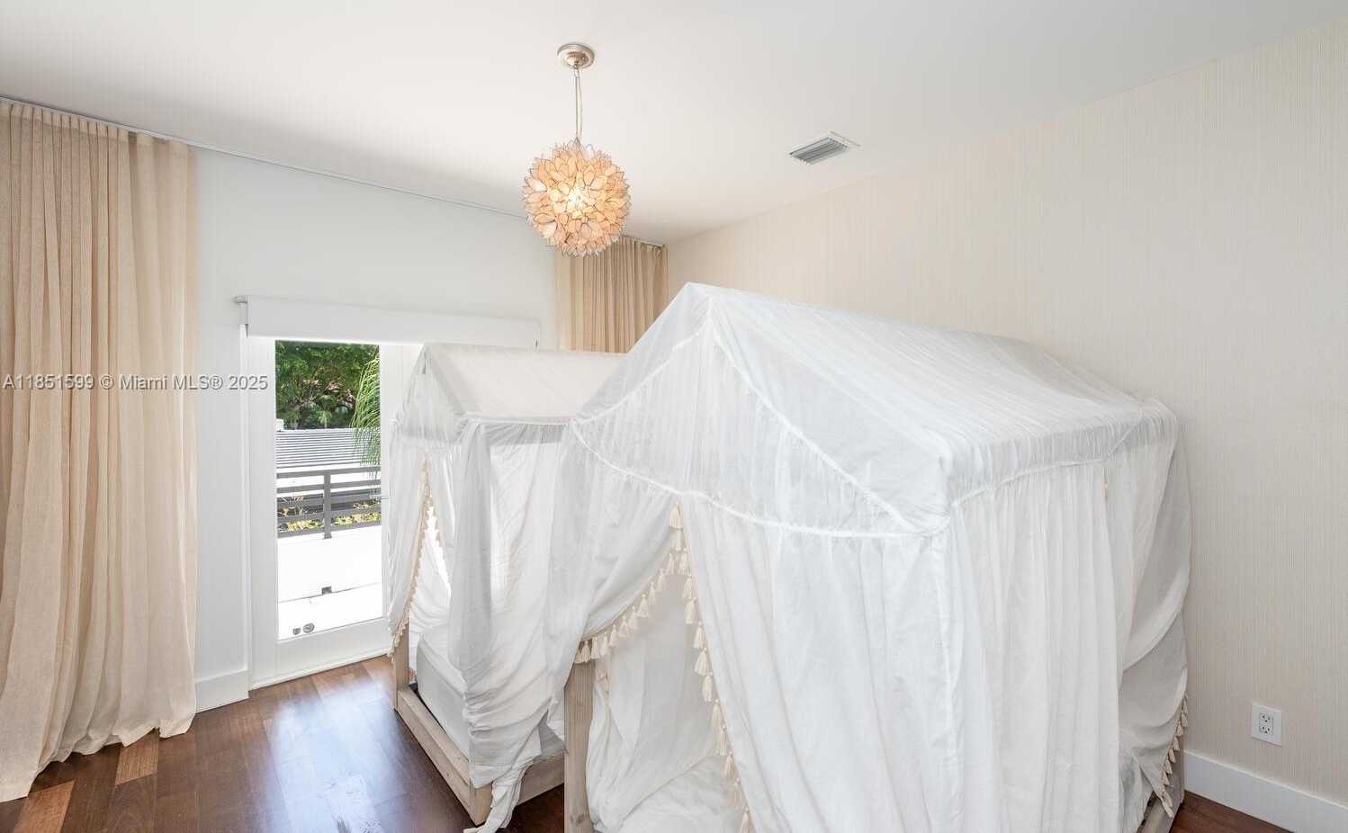 Small Image of 3875 PARK AVE, Miami Number 22