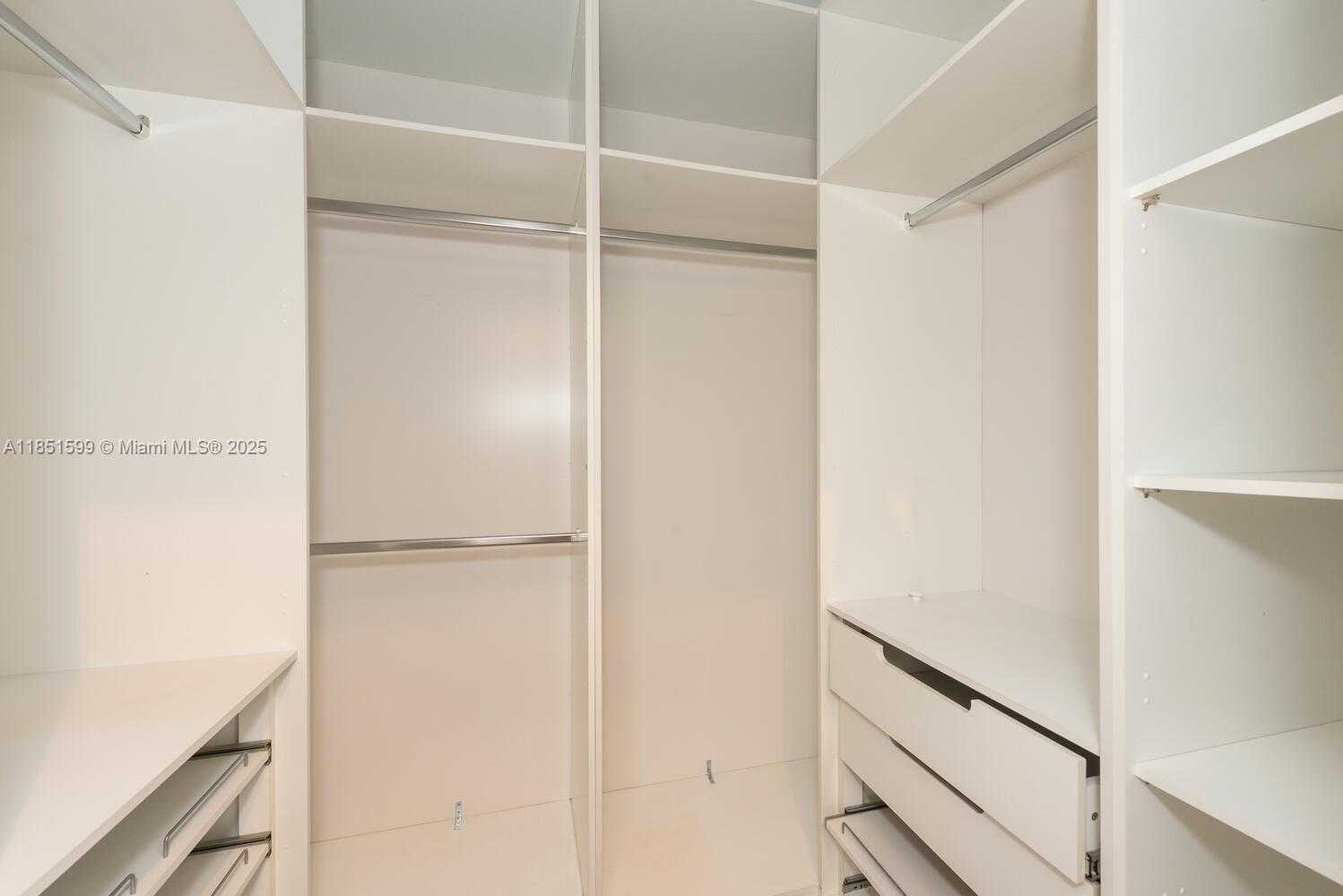 Small Image of 3875 PARK AVE, Miami Number 24