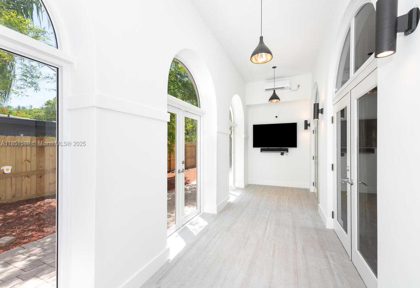 Small Image of 3875 PARK AVE, Miami Number 26