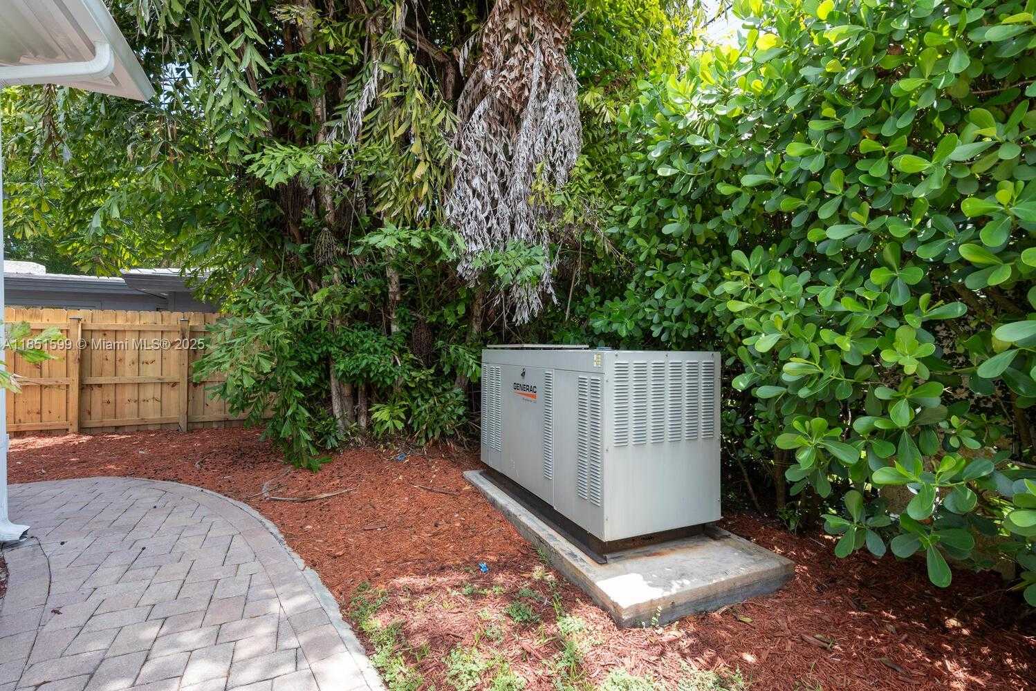 Small Image of 3875 PARK AVE, Miami Number 28