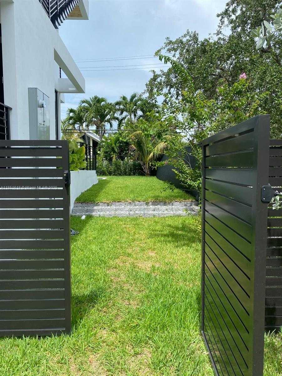 Small Image of 570 FERNWOOD RD #A, Key Biscayne Number 5