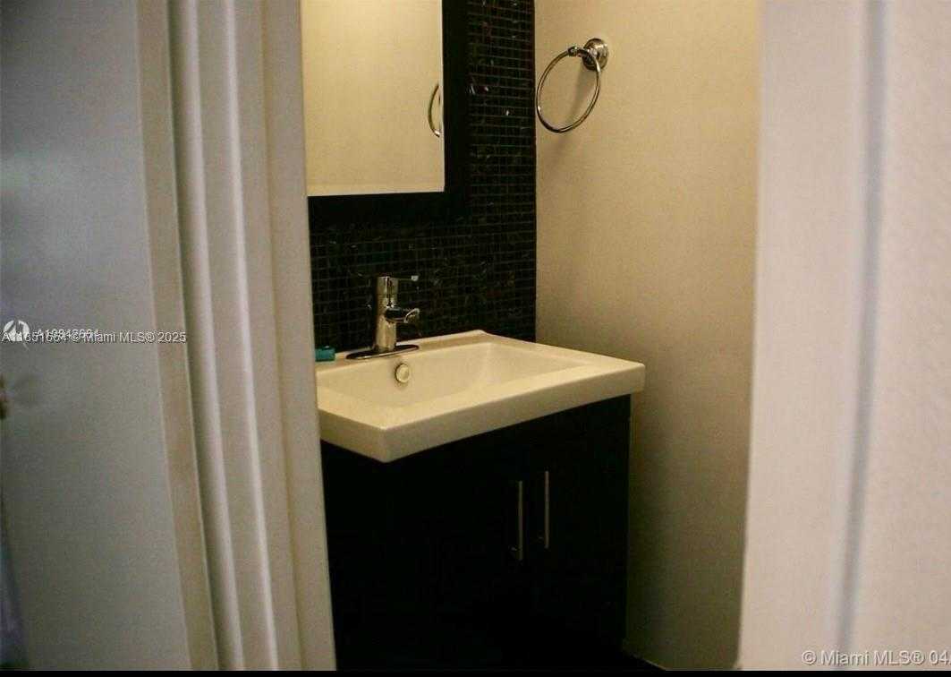 Small Image of 1001 THREE ISLANDS BLVD #28, Hallandale Beach Number 16