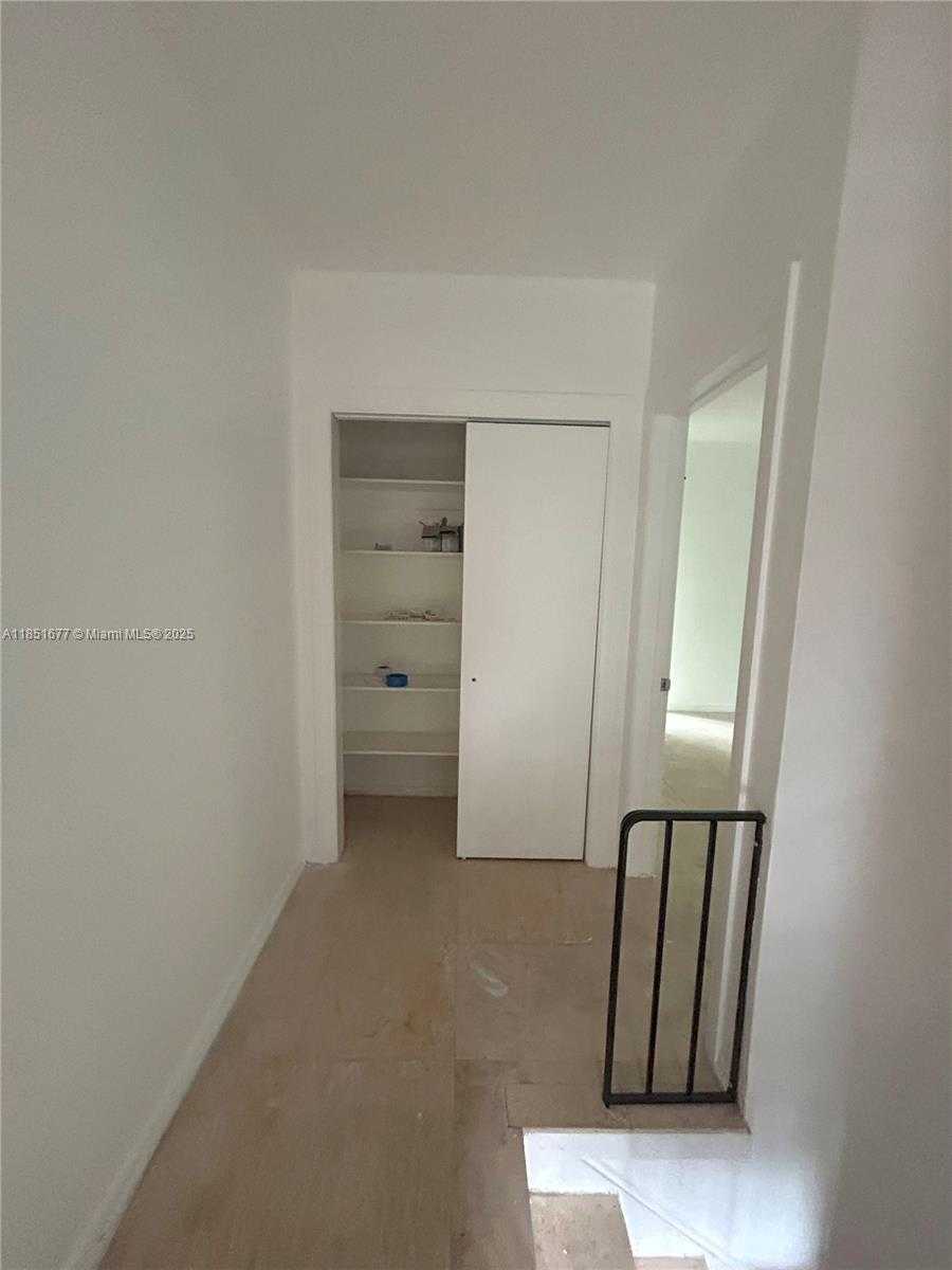 Small Image of 3549 LOQUAT AVE #421, Miami Number 10