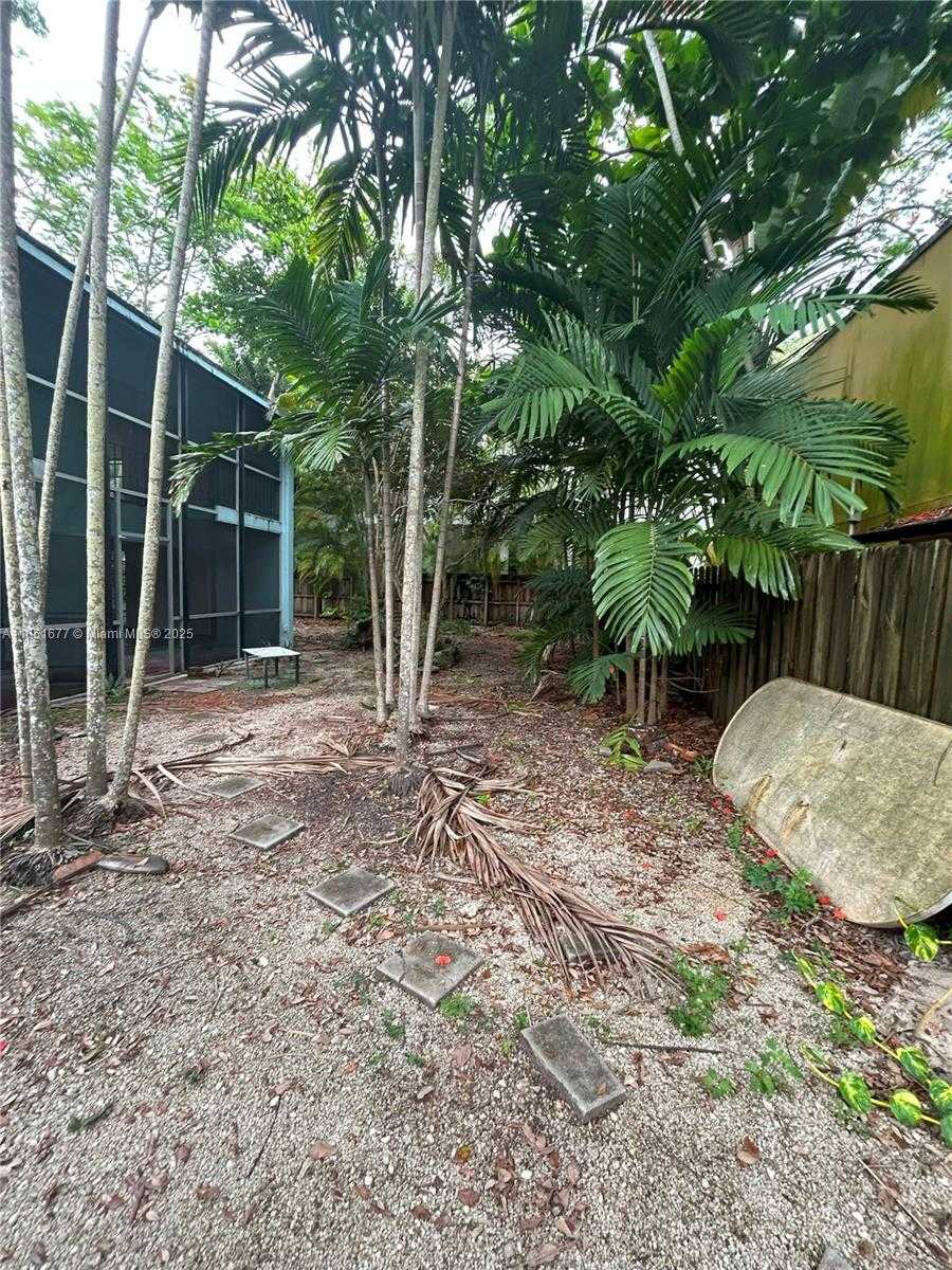 Small Image of 3549 LOQUAT AVE #421, Miami Number 13