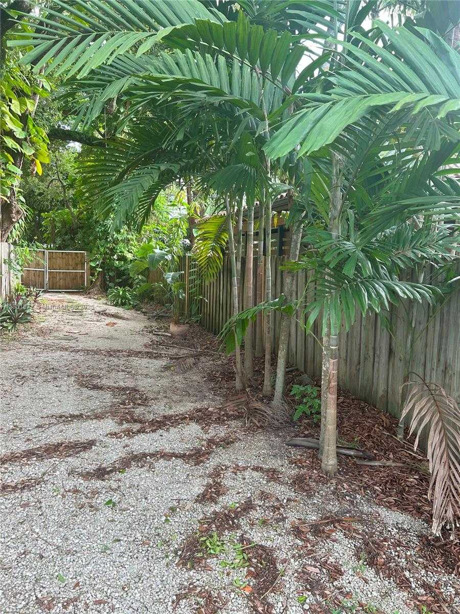 Small Image of 3549 LOQUAT AVE #421, Miami Number 14