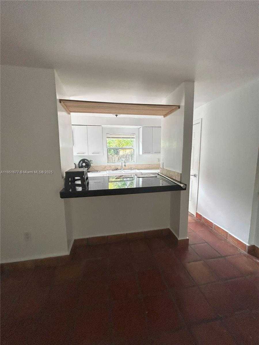 Small Image of 3549 LOQUAT AVE #421, Miami Number 17