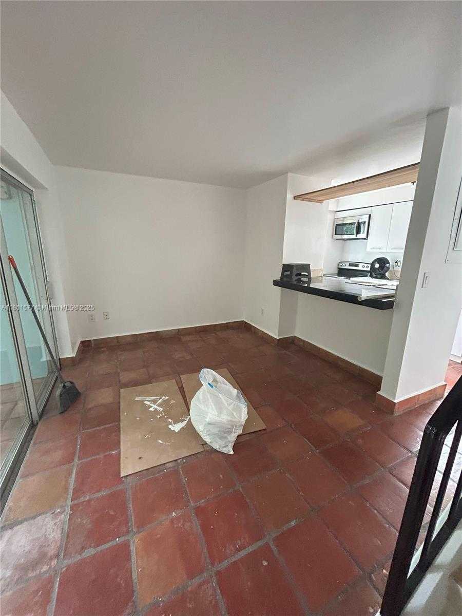 Small Image of 3549 LOQUAT AVE #421, Miami Number 18