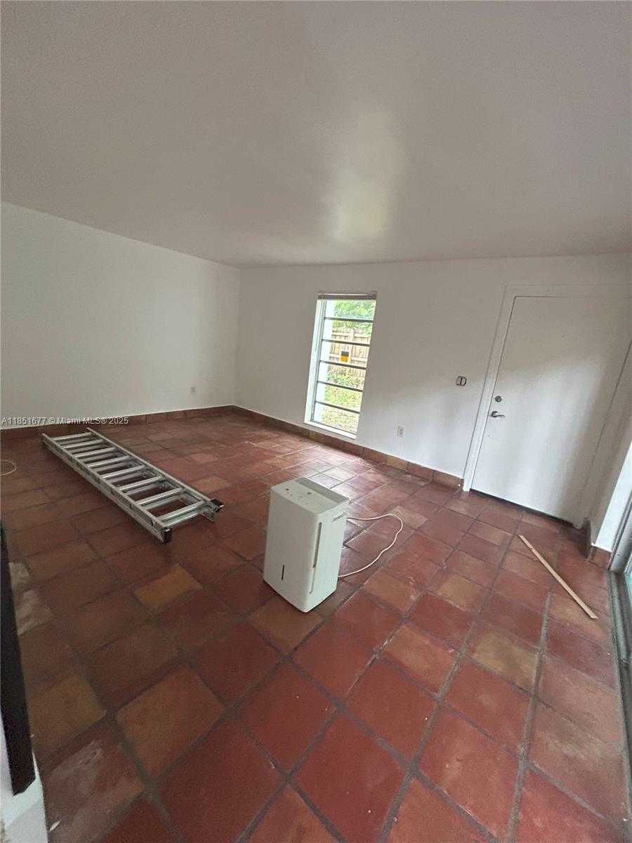 Small Image of 3549 LOQUAT AVE #421, Miami Number 19