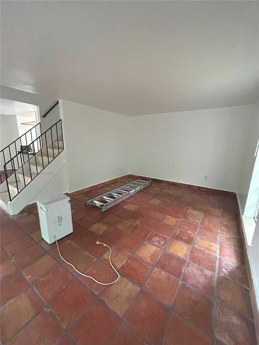 Small Image of 3549 LOQUAT AVE #421, Miami Number 20