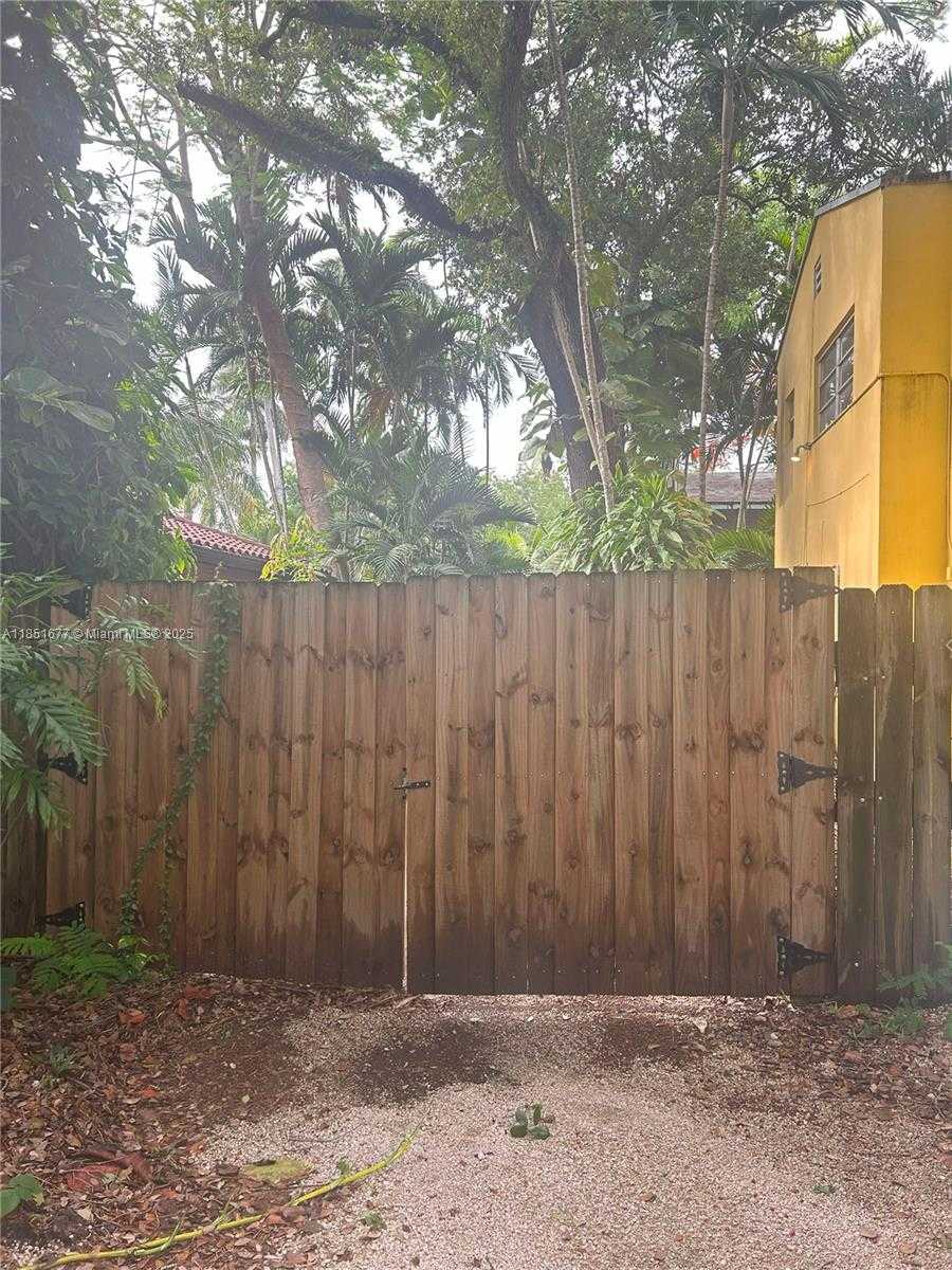 Small Image of 3549 LOQUAT AVE #421, Miami Number 25