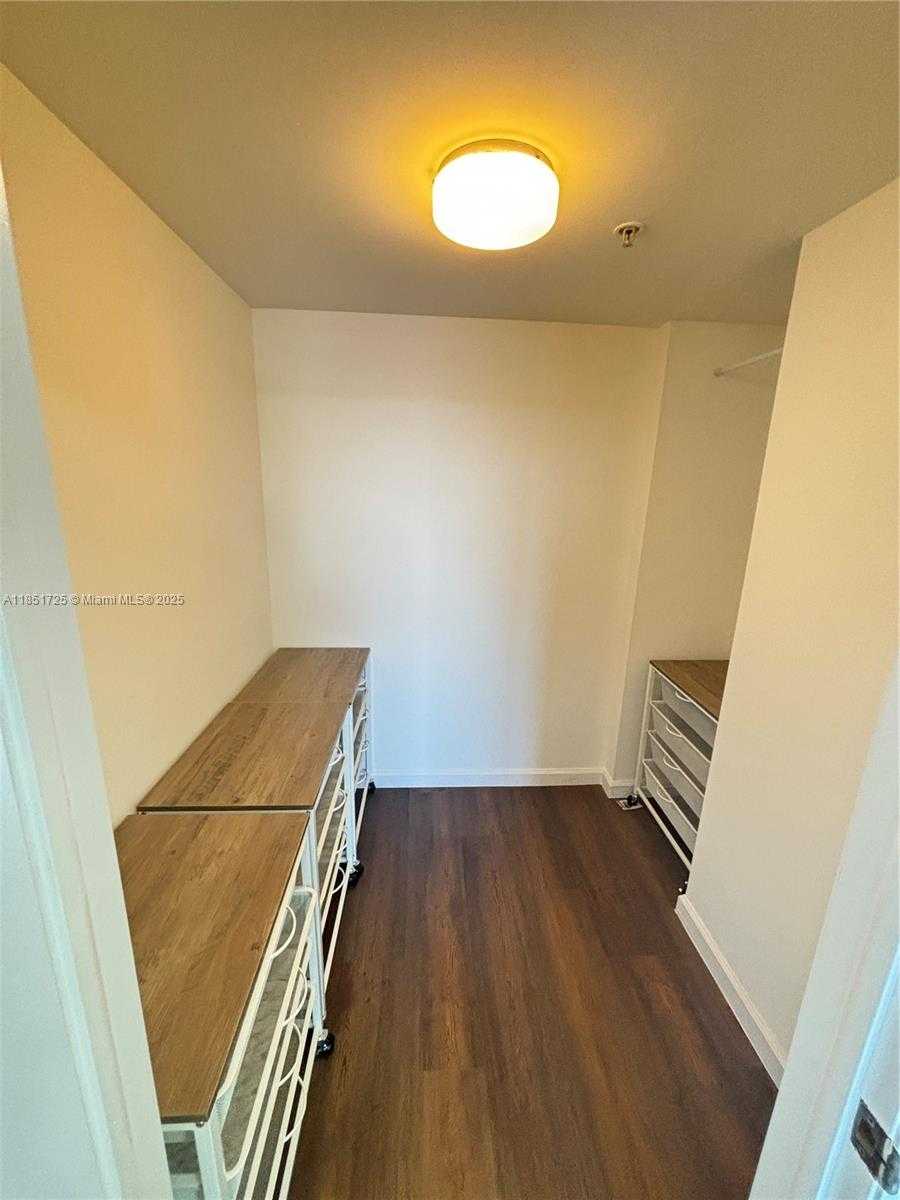 Small Image of 1402 BRICKELL BAY DR #1203, Miami Number 7