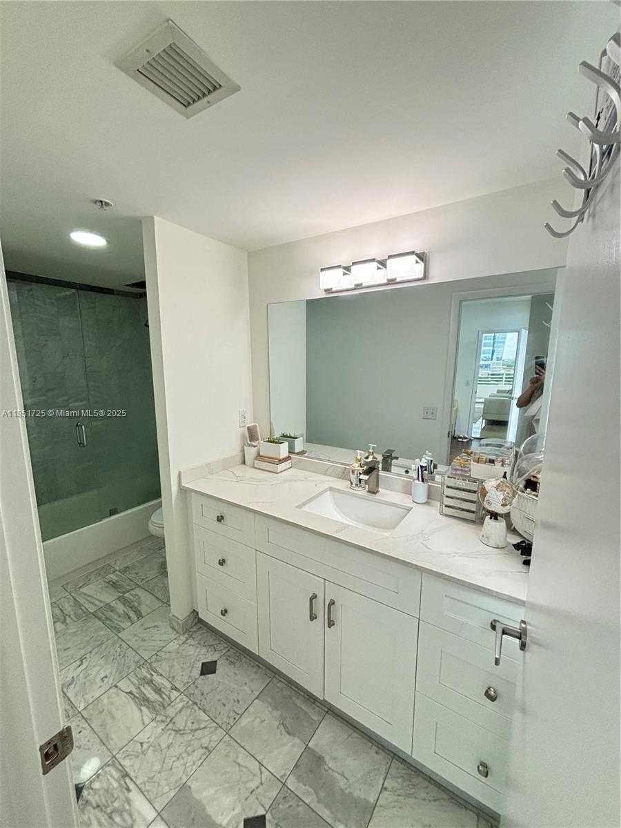 Small Image of 1402 BRICKELL BAY DR #1203, Miami Number 8