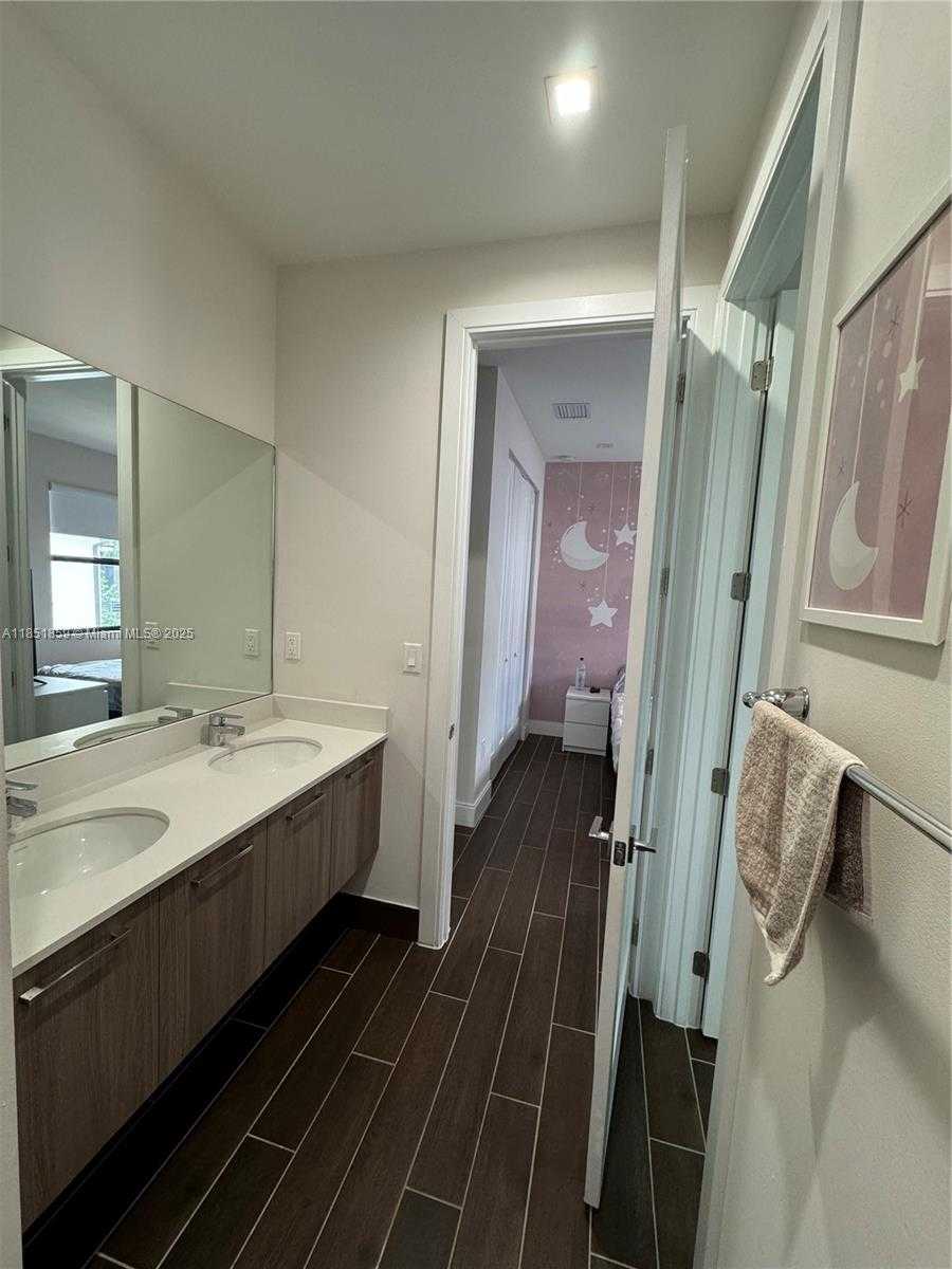 Small Image of 8283 NORTH WEST 47TH LN, Doral Number 11