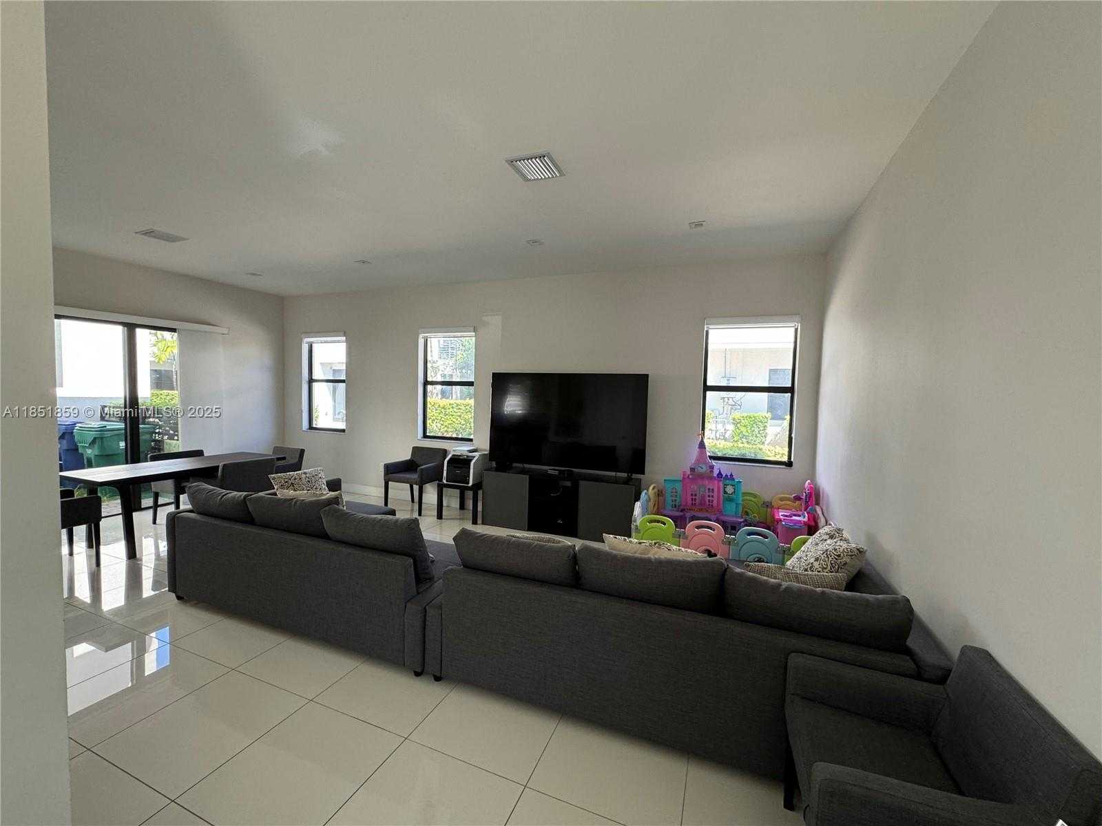 Small Image of 8283 NORTH WEST 47TH LN, Doral Number 4