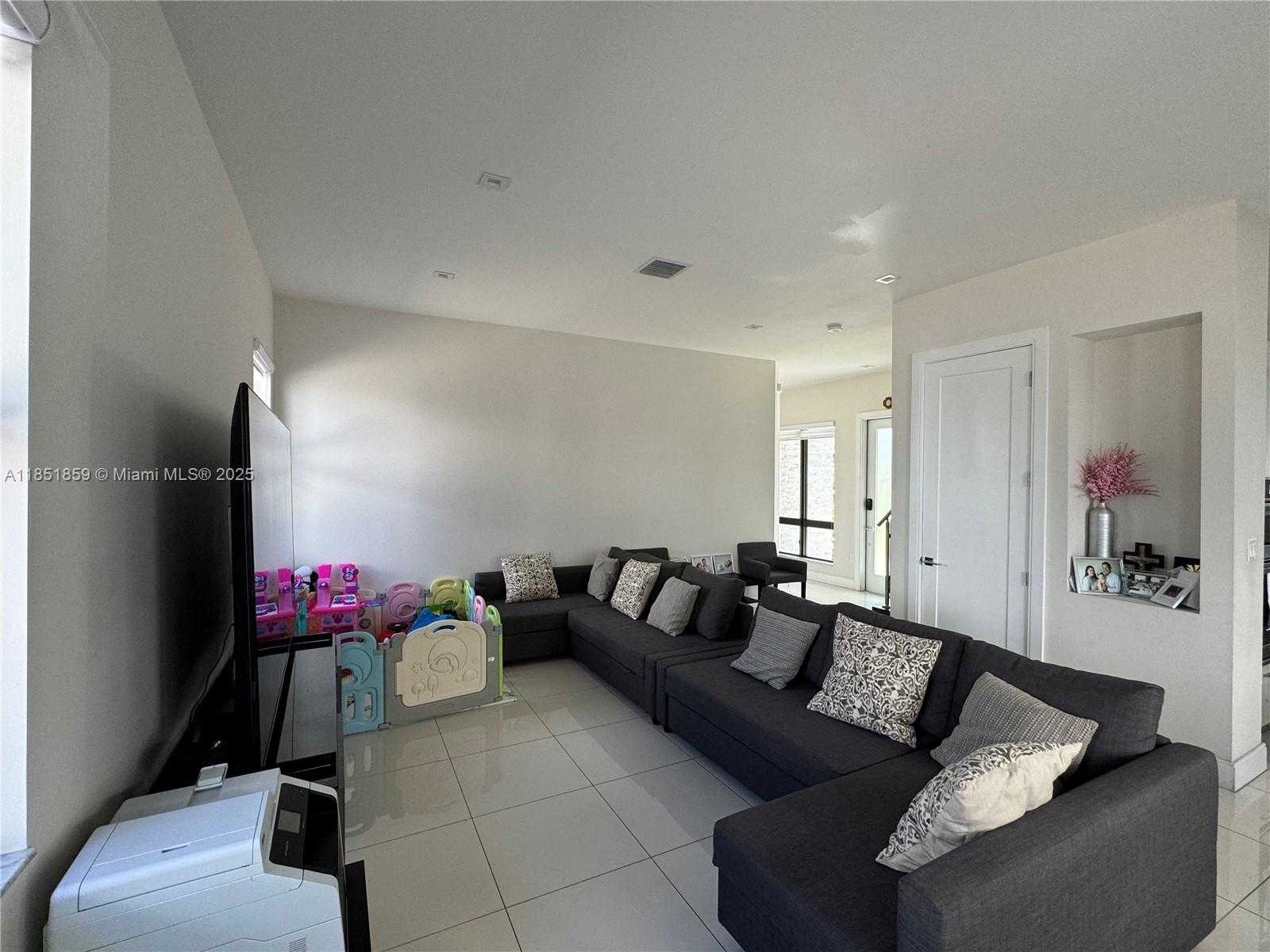 Small Image of 8283 NORTH WEST 47TH LN, Doral Number 5