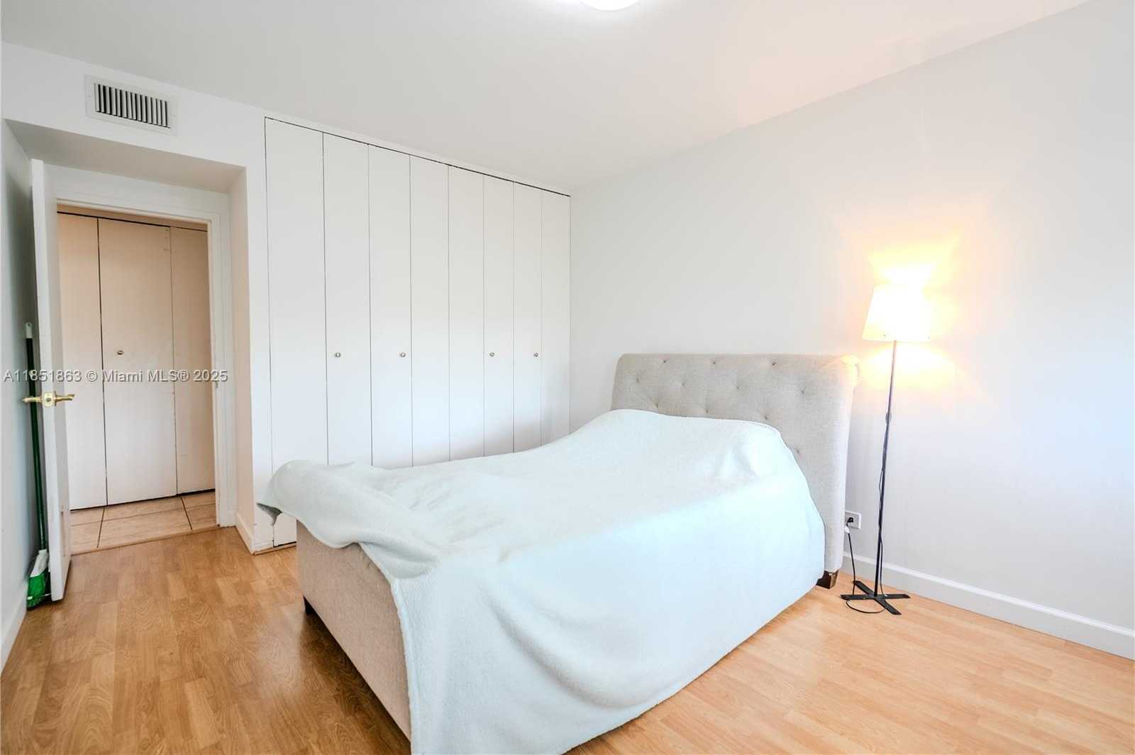Small Image of 7441 WAYNE AVE #2H, Miami Beach Number 19