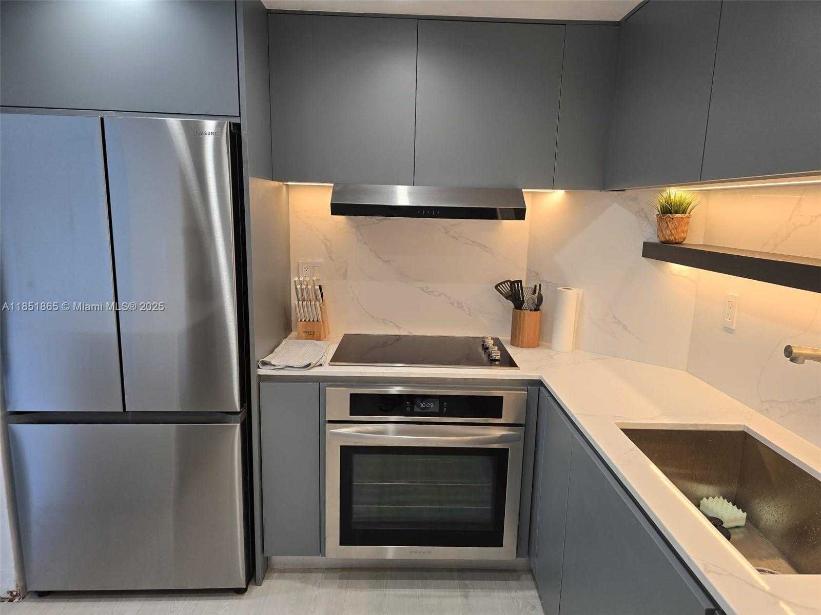 Small Image of 500 BAYVIEW DR #424, Sunny Isles Beach Number 2