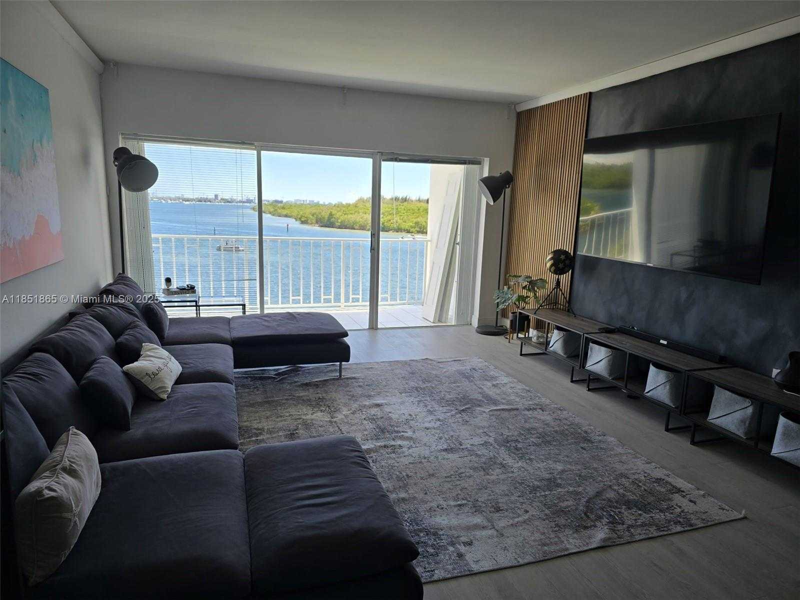 Small Image of 500 BAYVIEW DR #424, Sunny Isles Beach Number 6