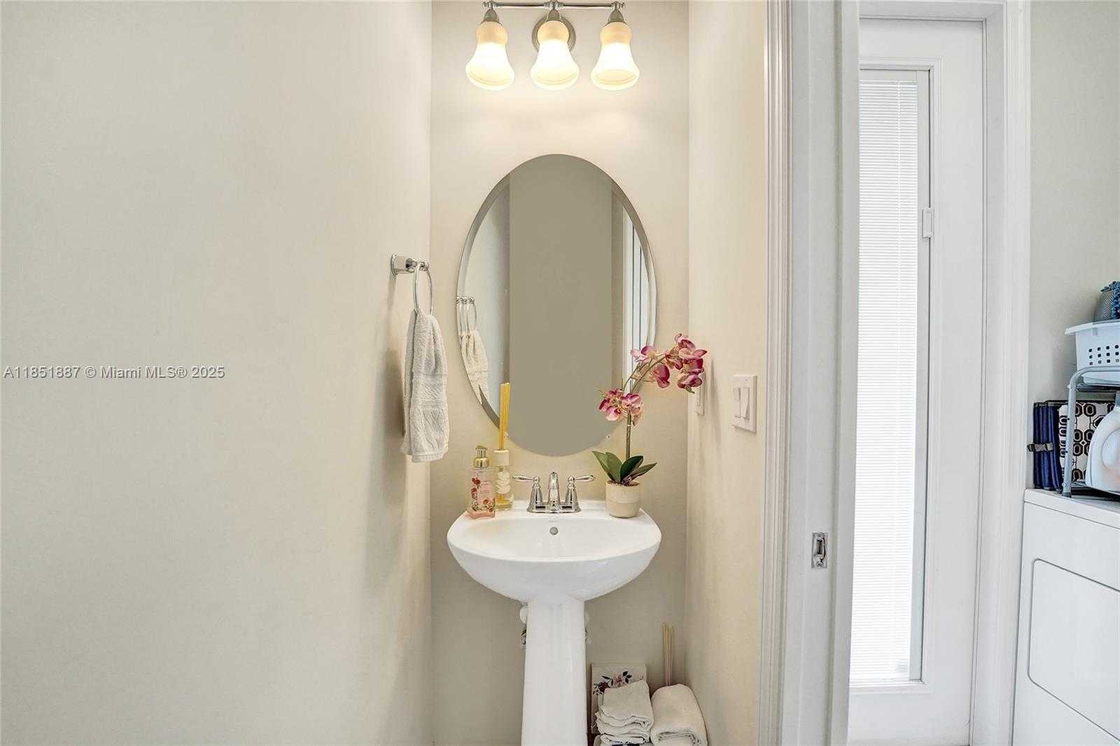 Small Image of 4810 EUCALYPTUS DR #1, Hollywood Number 17