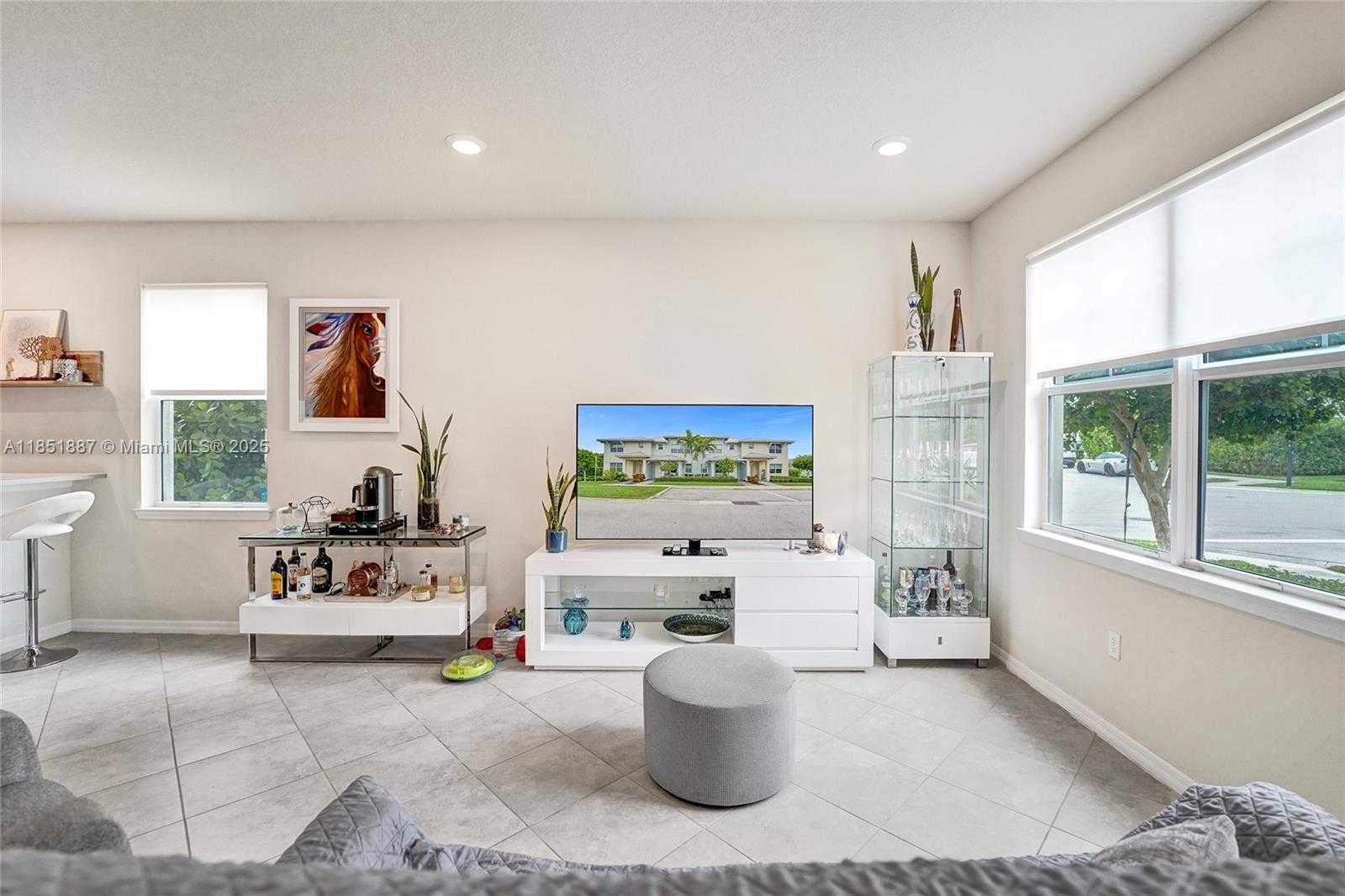 Small Image of 4810 EUCALYPTUS DR #1, Hollywood Number 4