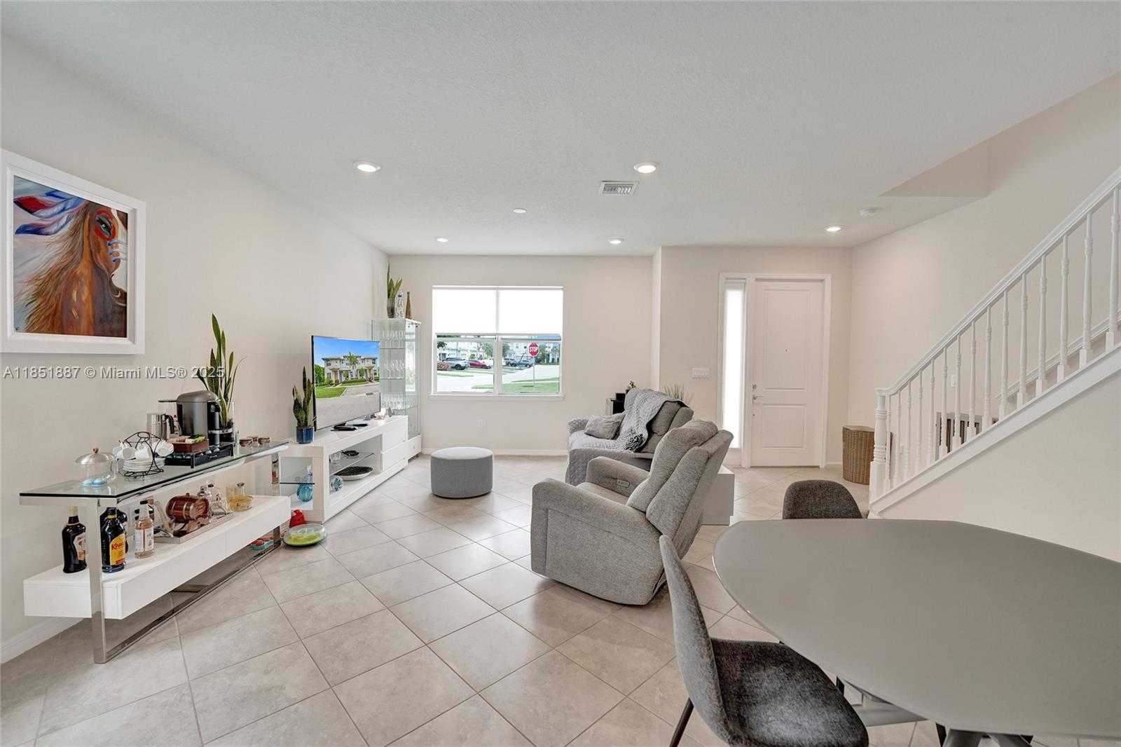 Small Image of 4810 EUCALYPTUS DR #1, Hollywood Number 5
