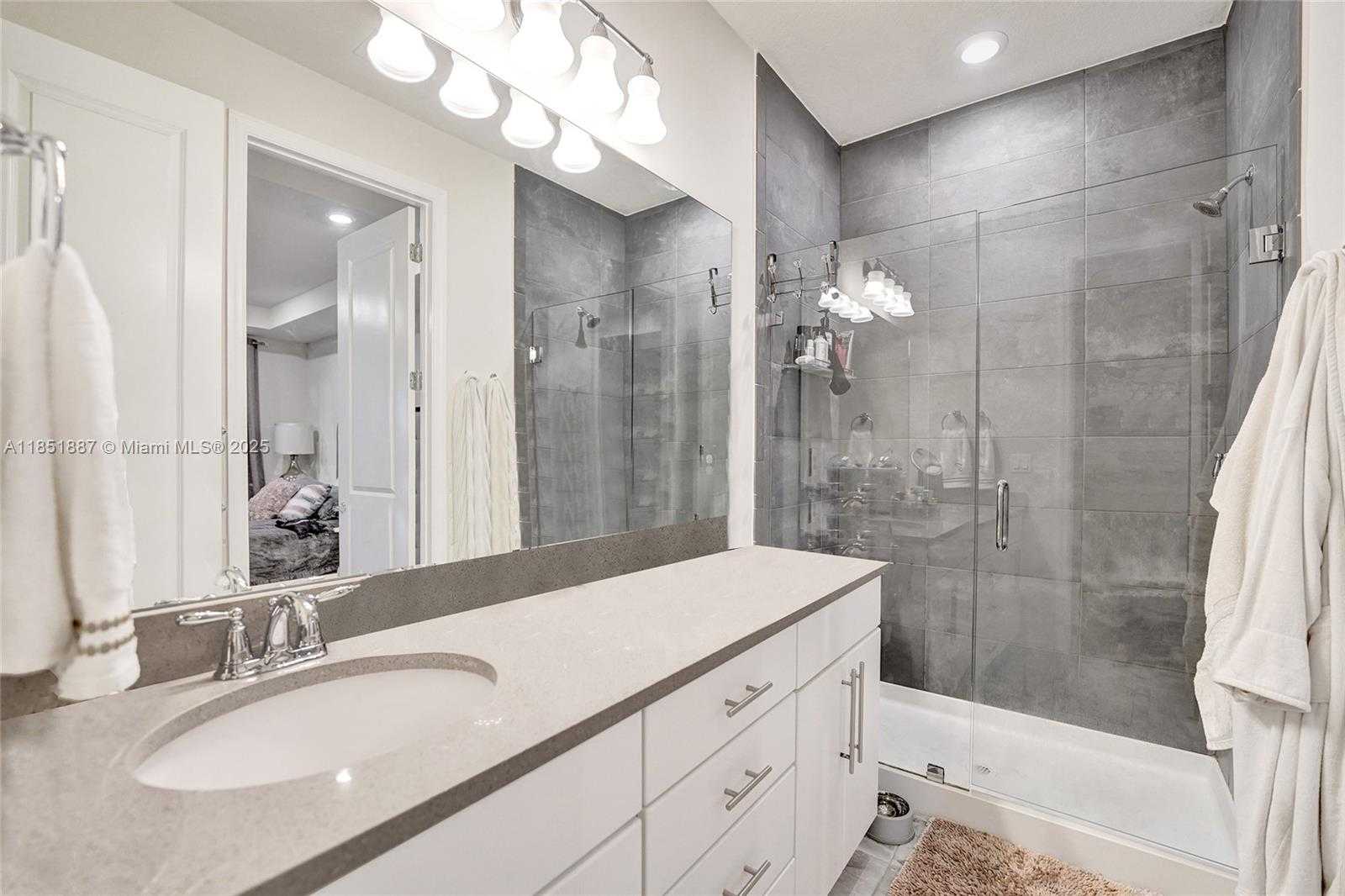 Small Image of 4810 EUCALYPTUS DR #1, Hollywood Number 9
