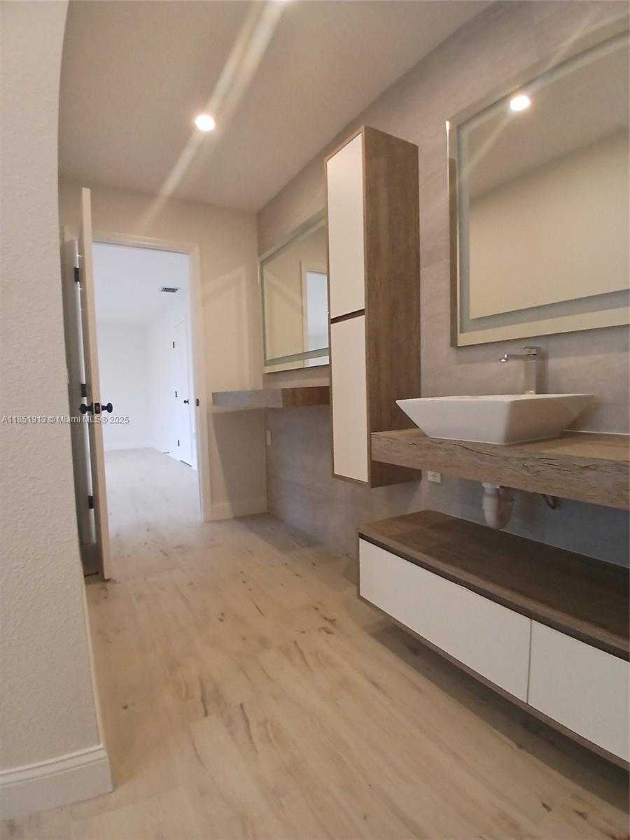 Small Image of 1070 SOUTH WEST 135TH PL, Miami Number 18
