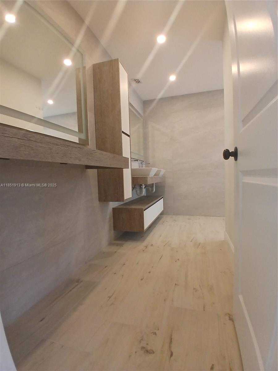 Small Image of 1070 SOUTH WEST 135TH PL, Miami Number 19