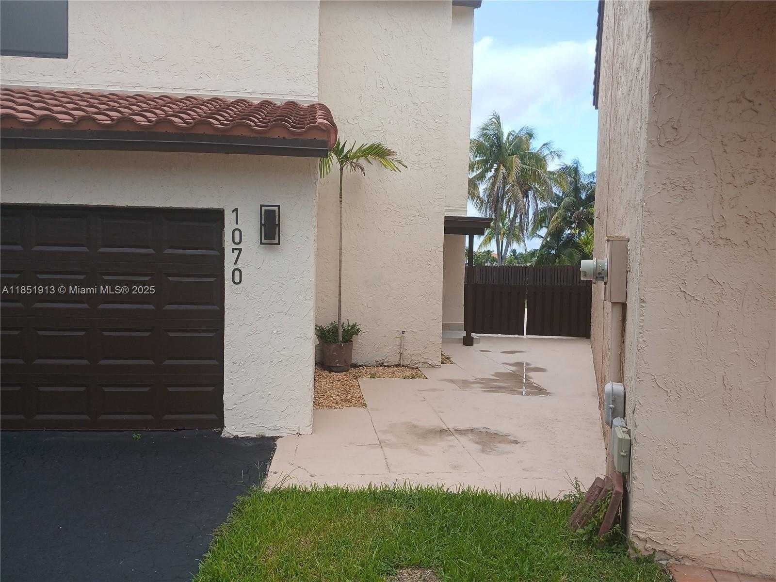 Small Image of 1070 SOUTH WEST 135TH PL, Miami Number 2