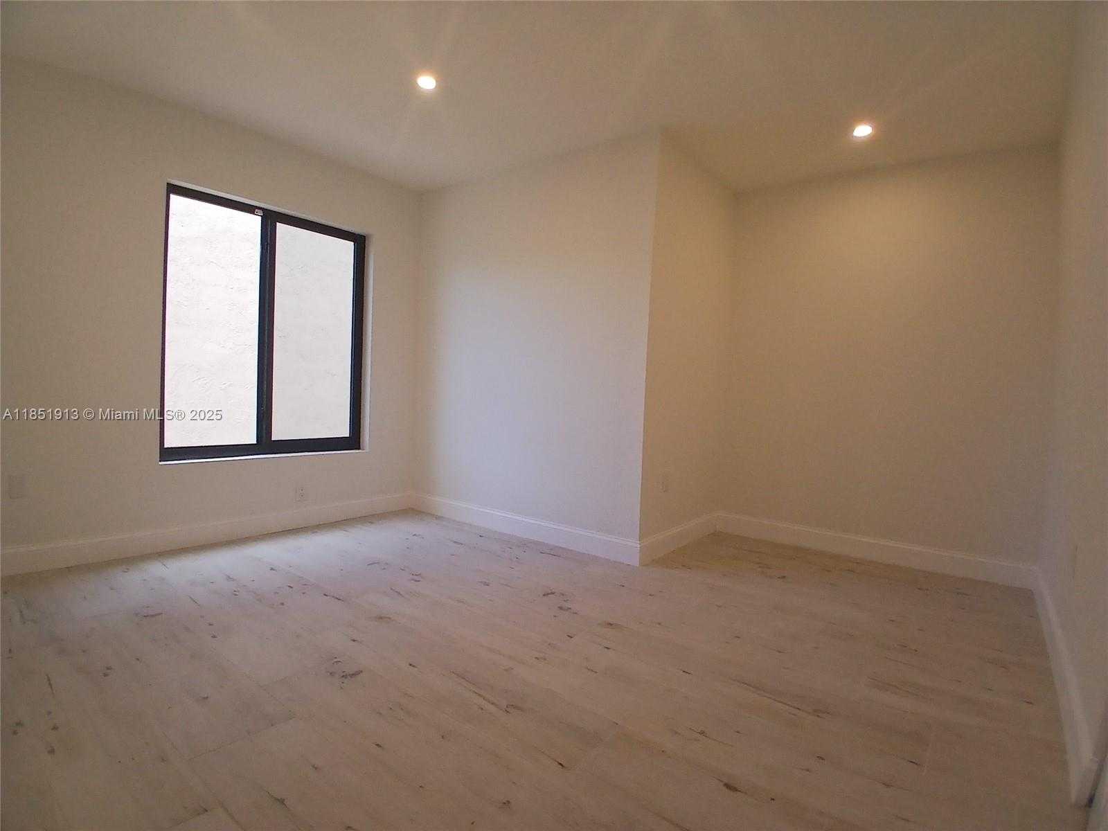 Small Image of 1070 SOUTH WEST 135TH PL, Miami Number 22