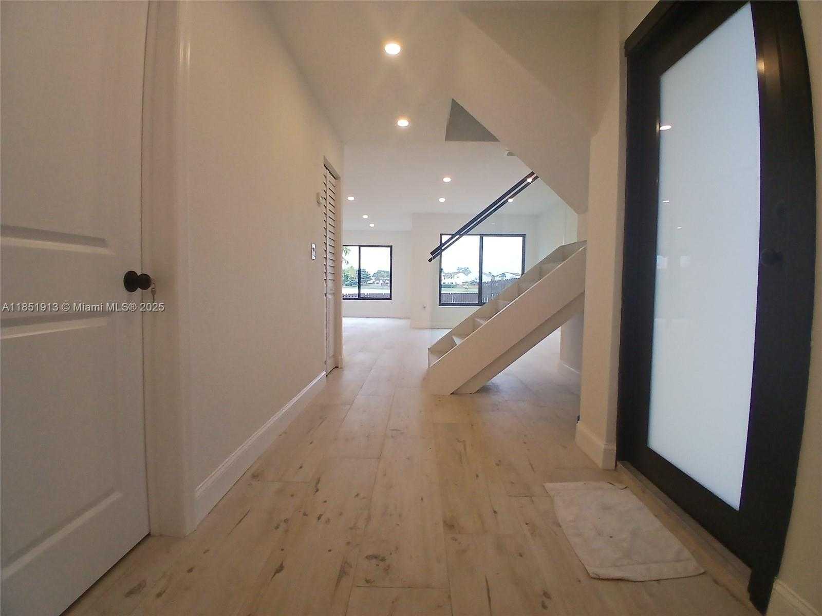 Small Image of 1070 SOUTH WEST 135TH PL, Miami Number 3