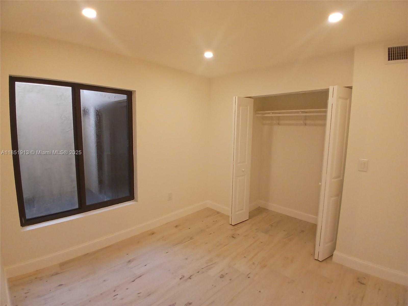 Small Image of 1070 SOUTH WEST 135TH PL, Miami Number 4
