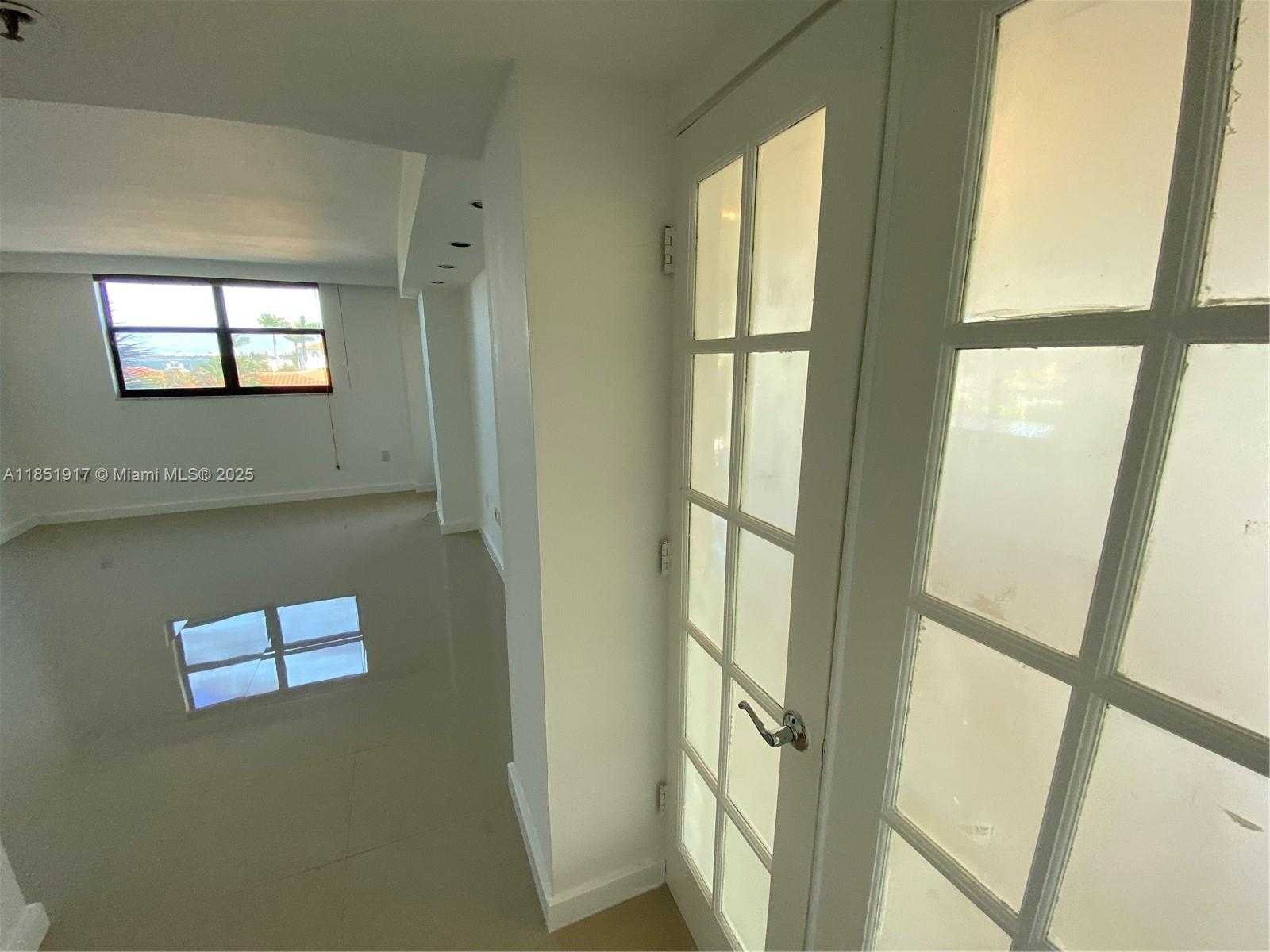 Small Image of 801 NORTH VENETIAN DRIVE #202, Miami Number 15