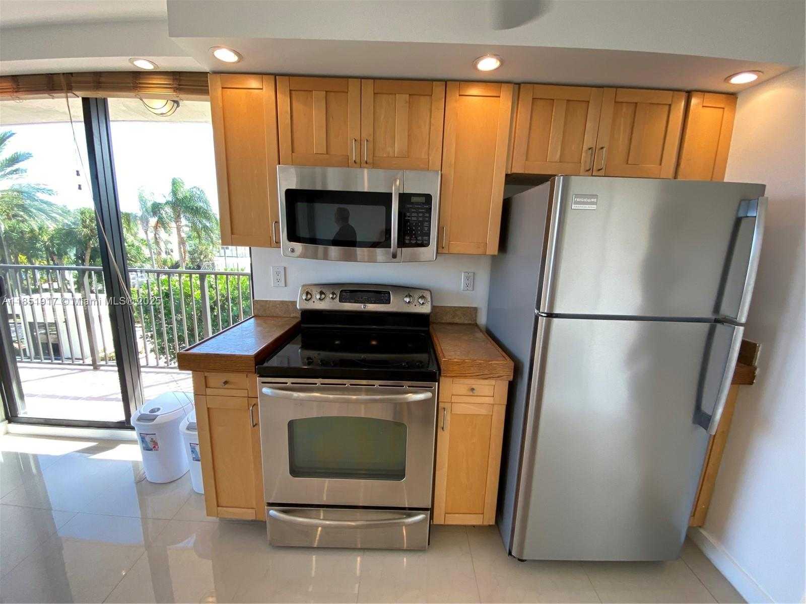 Small Image of 801 NORTH VENETIAN DRIVE #202, Miami Number 8