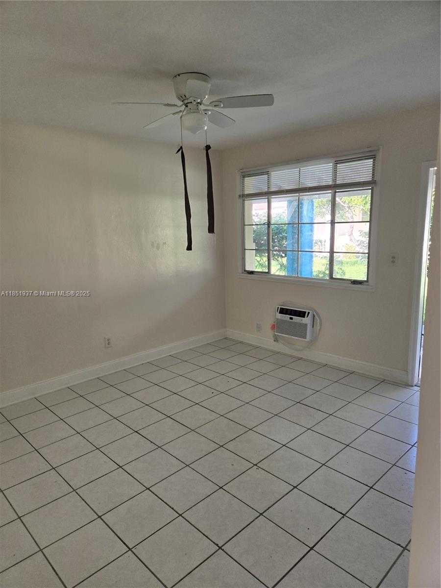 Small Image of 1718 Thomas St, Hollywood, FL 33020, USA Number 2
