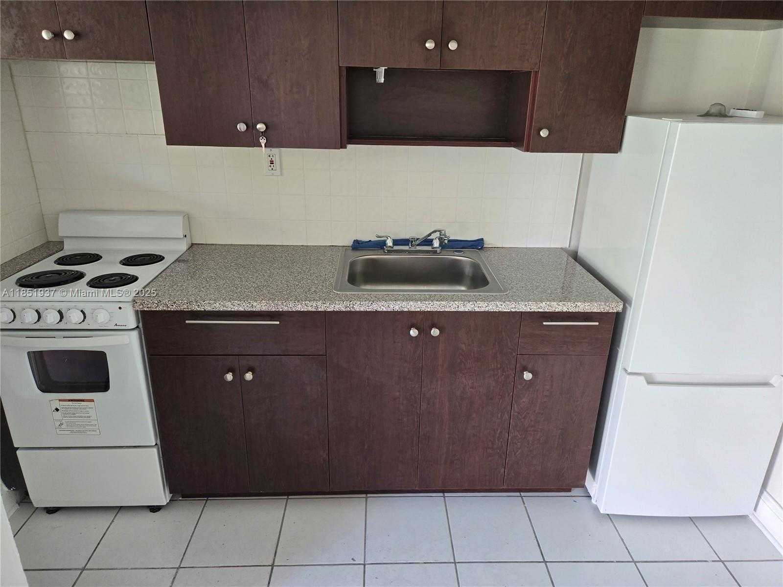 Small Image of 1718 Thomas St, Hollywood, FL 33020, USA Number 4