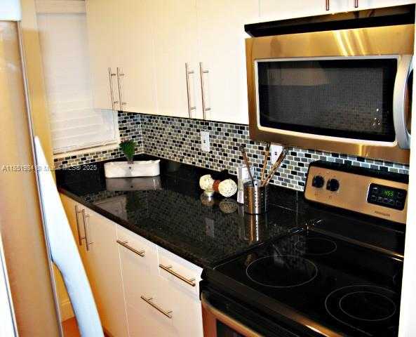 Small Image of 921 MERIDIAN AVE #9, Miami Beach Number 7