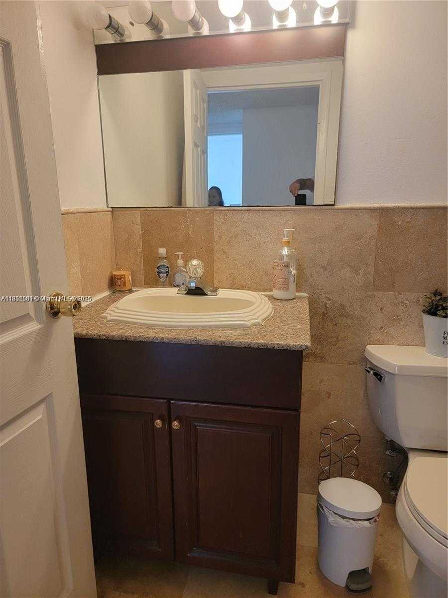 Small Image of 17021 NORTH BAY RD #1015, Sunny Isles Beach Number 5