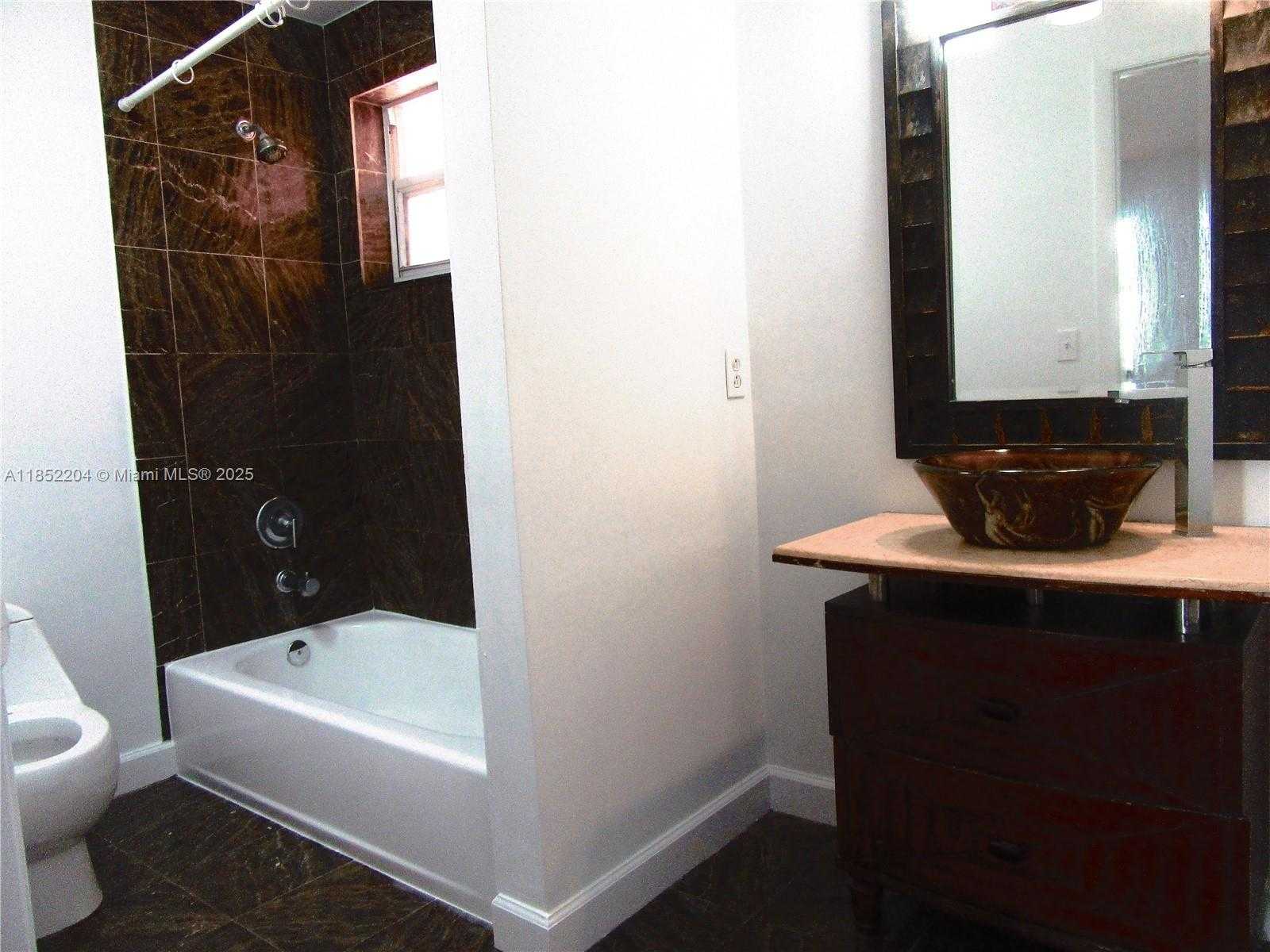 Small Image of 29 SANTILLANE AVE #1, Coral Gables Number 5