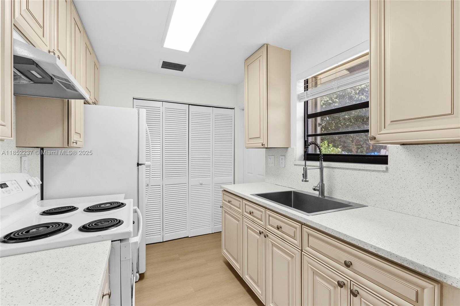 Small Image of 5629 TAFT ST #5629, Hollywood Number 7