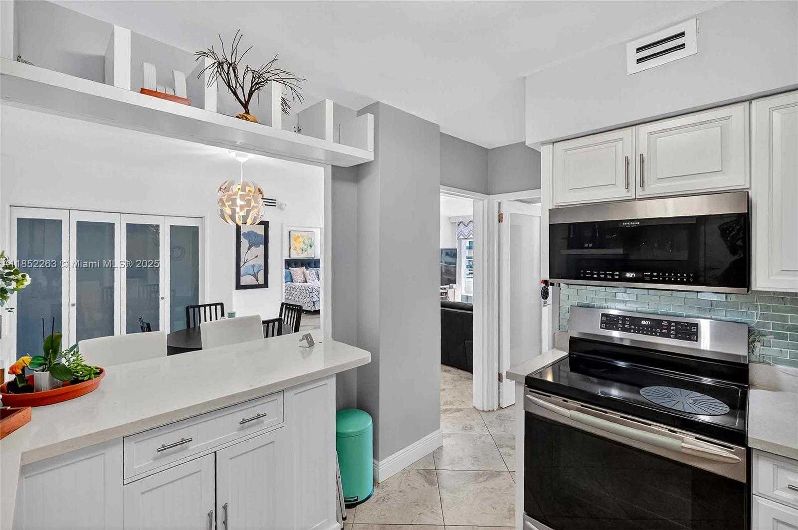 Small Image of 5700 COLLINS AVE #16C, Miami Beach Number 14