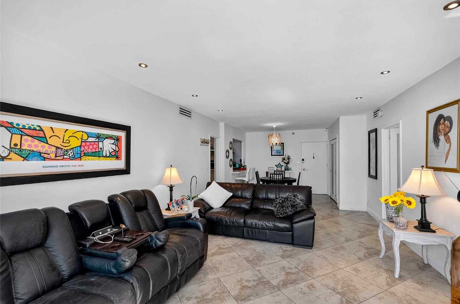 Small Image of 5700 COLLINS AVE #16C, Miami Beach Number 4