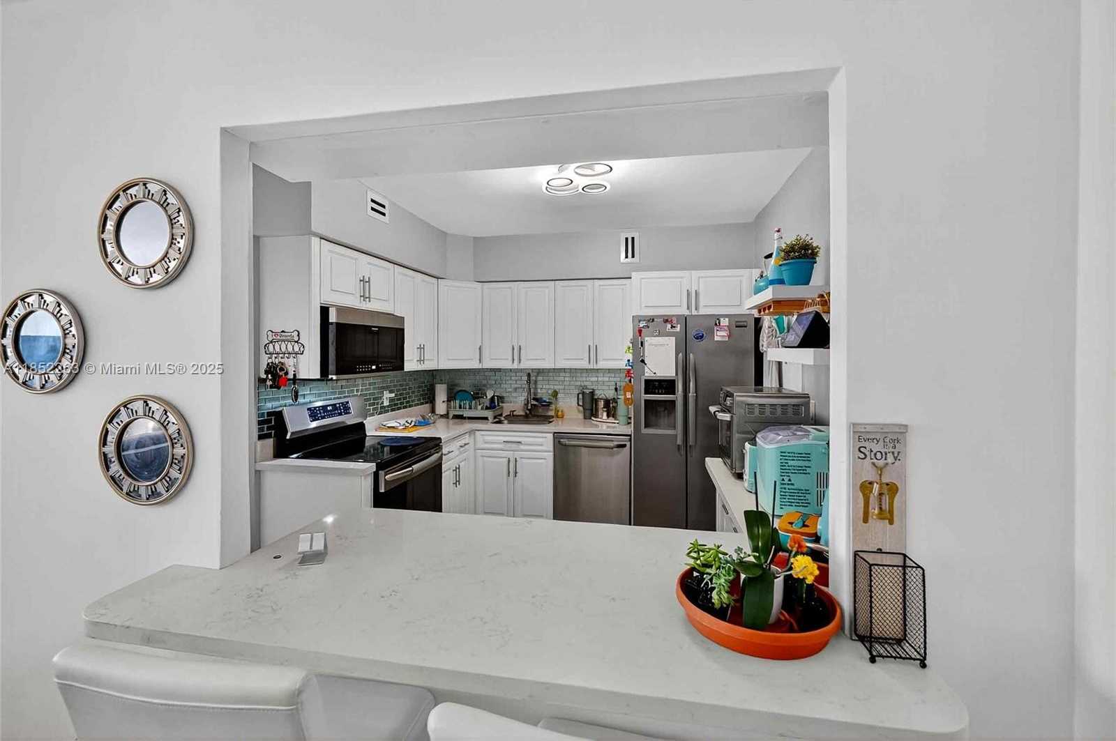 Small Image of 5700 COLLINS AVE #16C, Miami Beach Number 7