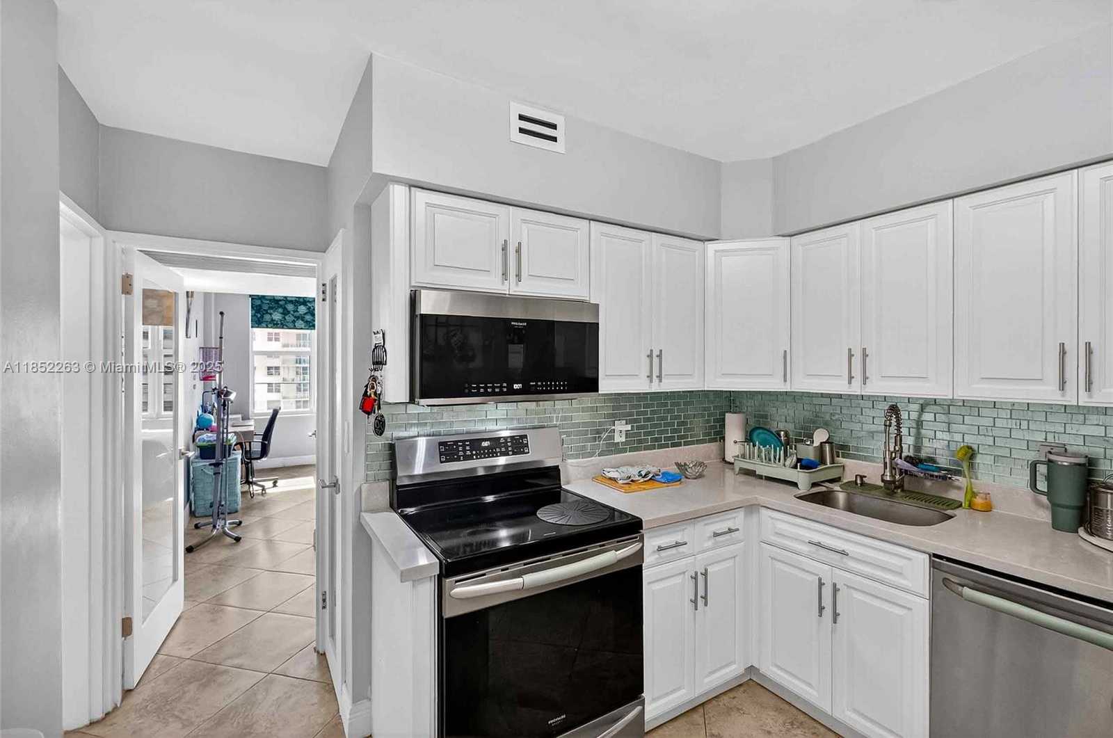 Small Image of 5700 COLLINS AVE #16C, Miami Beach Number 9