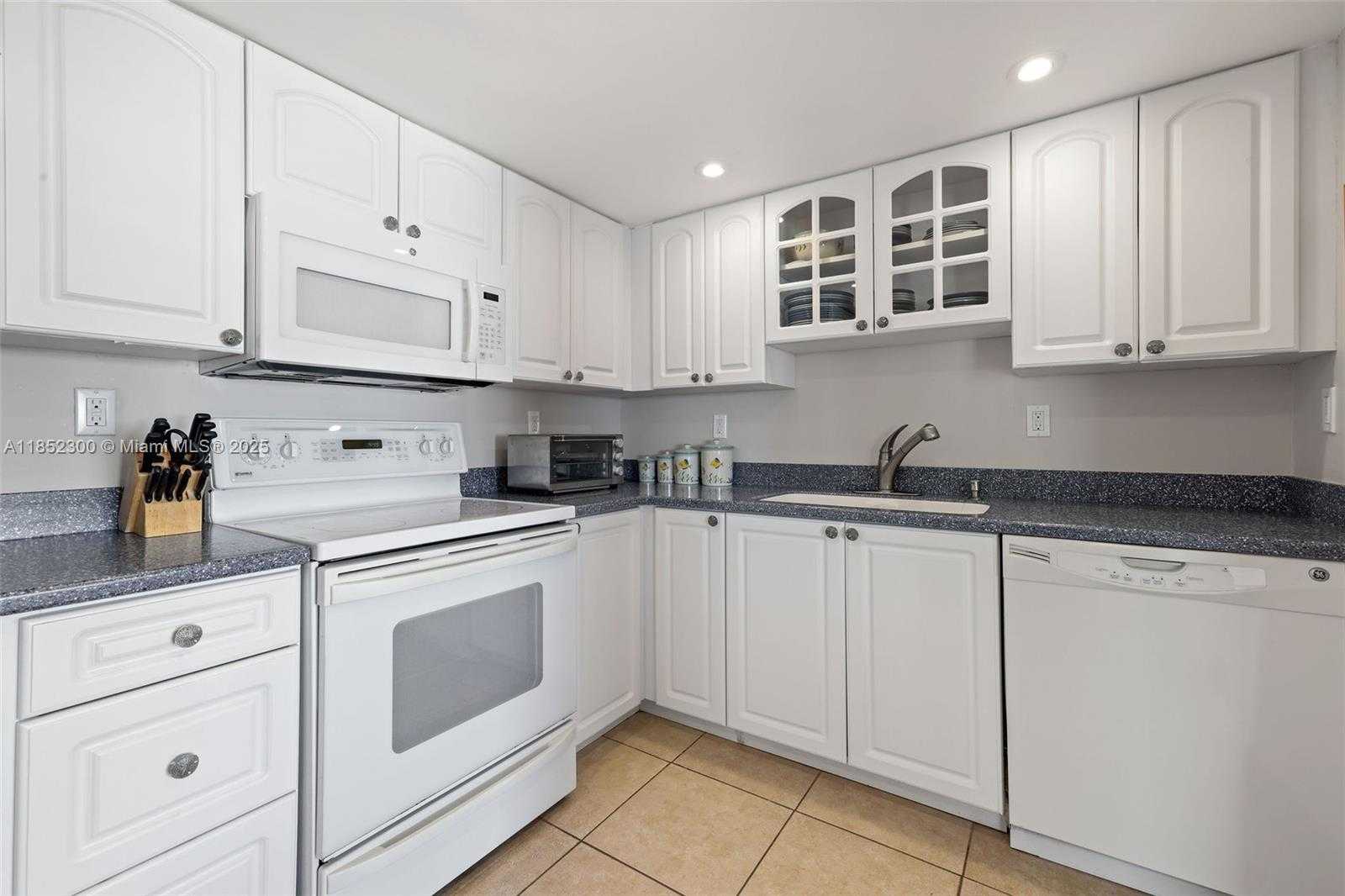 Small Image of 5415 COLLINS AVE #407, Miami Beach Number 12