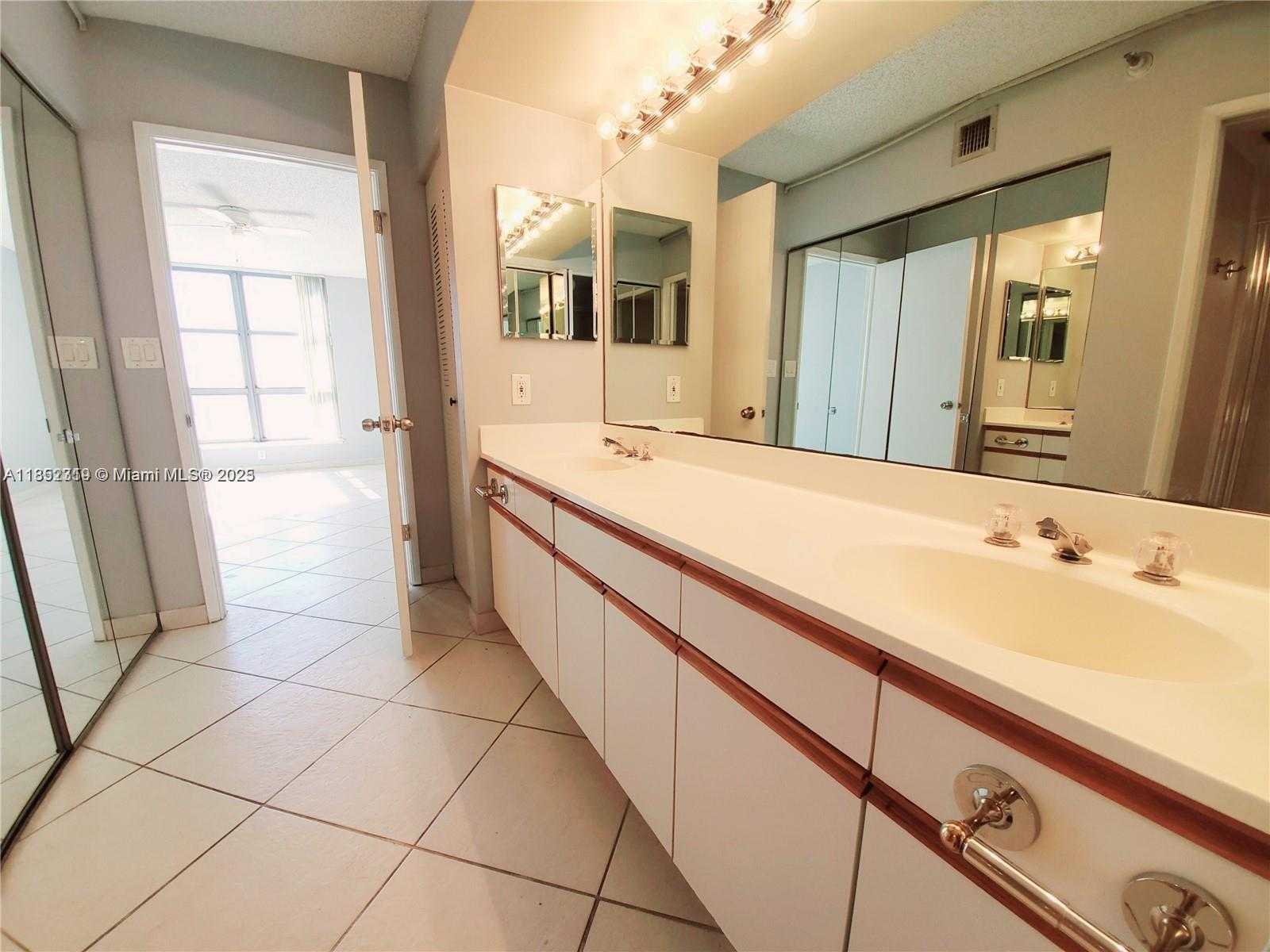 Small Image of 19101 NE 36th Pl, Aventura, FL 33180, USA Number 12
