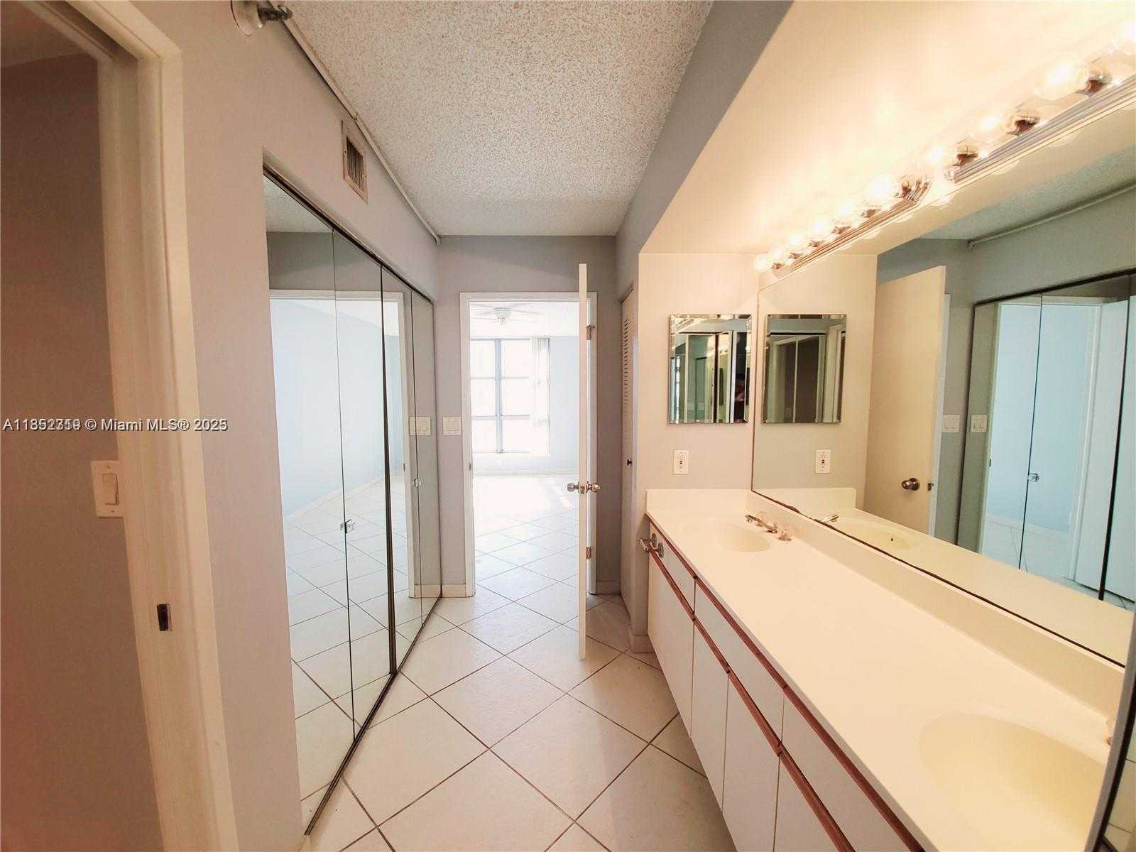 Small Image of 19101 NE 36th Pl, Aventura, FL 33180, USA Number 13