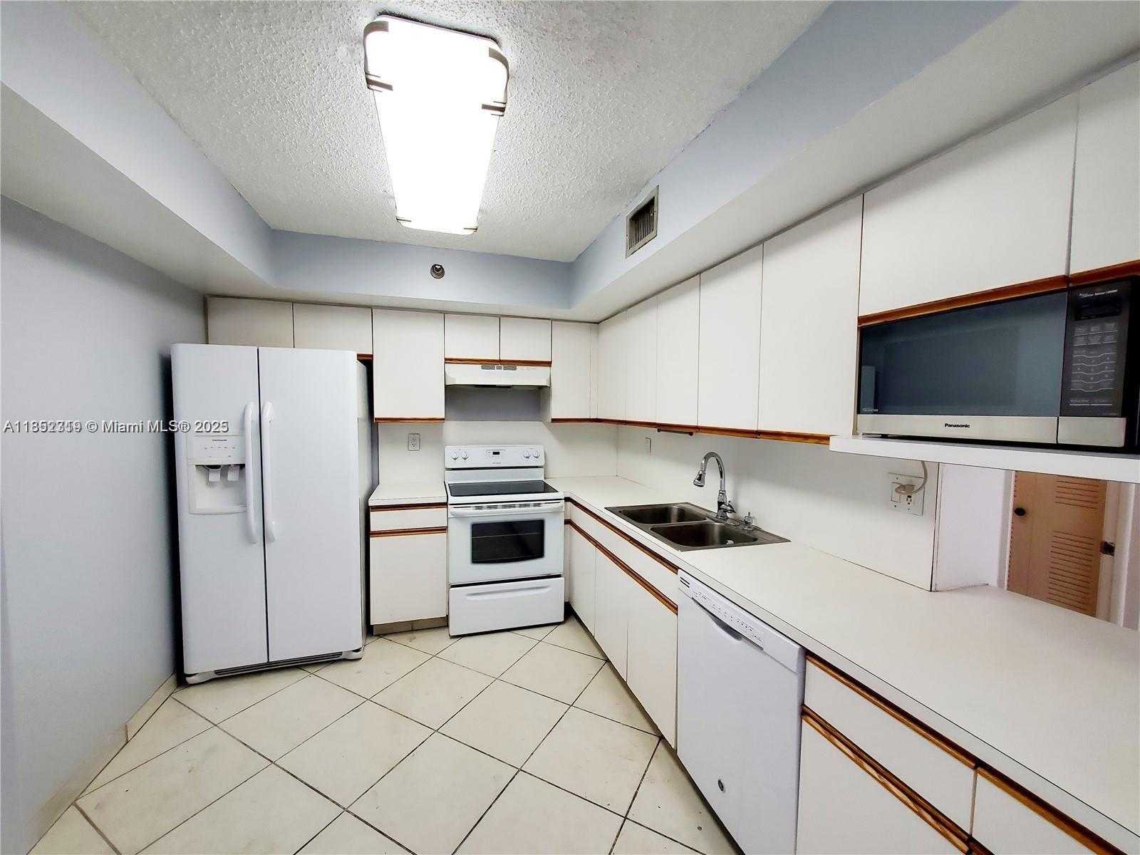 Small Image of 19101 NE 36th Pl, Aventura, FL 33180, USA Number 3