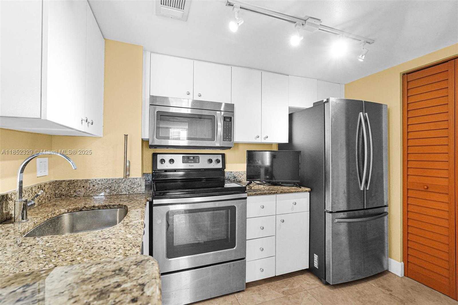Small Image of 770 CLAUGHTON ISLAND DRIVE #611, Miami Number 14